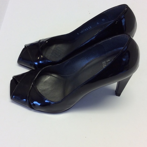 STUART WEITZMAN Black Patent Leather Pumps Size 6 - Picture 3 of 7